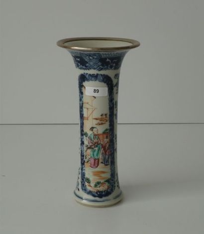 CHINE Soliflore en porcelaine blanche, décor floral en camaïeu bleu avec des scènes...