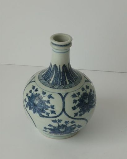 CHINE Vase pansu de forme bouteille en porcelaine blanche, décor floral et végétal...