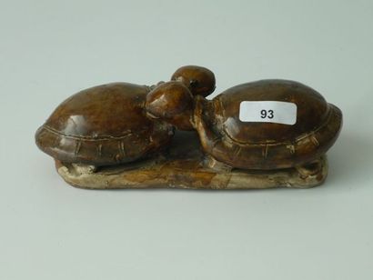 Chine (?) Couple de tortues sur tertre en terre cuite patinée et vernissée, XVIIIe,...