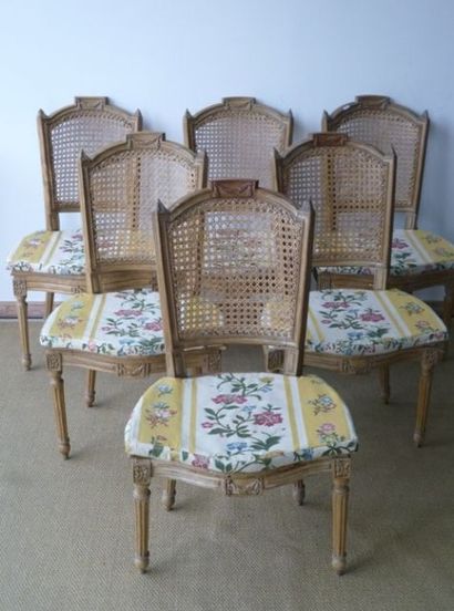 null Suite de six chaises en hêtre naturel sculpté de guirlandes de laurier et de...