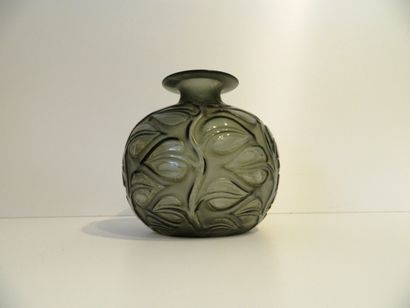 LALIQUE René (France, 1860-1945) Vase Sophora en verre fumé pressé-moulé, décor végétal...