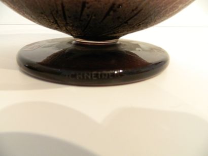 null Vase boule en verre irisé sur piédouche circulaire noir, XIXe, marqué [DEBACKER]...