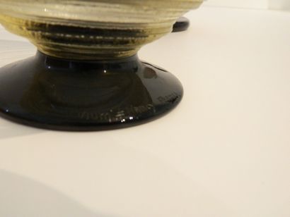 null Vase boule en verre irisé sur piédouche circulaire noir, XIXe, marqué [DEBACKER]...