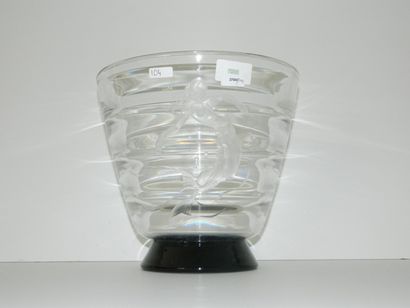 null Vase en verre incolore sur piédouche circulaire noir, décor dépoli à la sirène,...