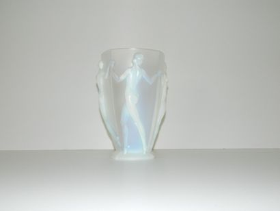 SABINO Marius Ernest (1878-1961) "La Ronde", 1929, vase à pans en verre opalescent...