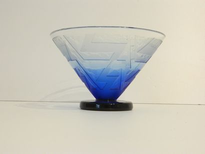 SCHNEIDER Vase conique d'époque Art déco en verre incolore doublé bleu sur piédouche...