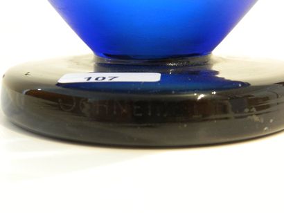SCHNEIDER Vase conique d'époque Art déco en verre incolore doublé bleu sur piédouche...