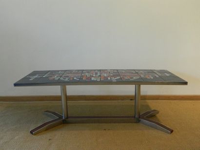 null Table basse rectangulaire à décor abstrait polychrome, circa 1970, piètement...