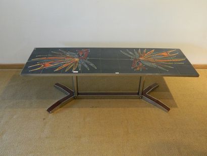 null Table basse rectangulaire à décor stylisé polychrome, circa 1970, piètement...