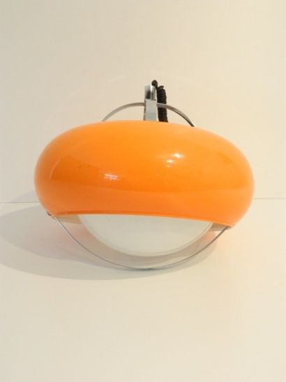 null Suspension Design, circa 1970, plastique orange et verre opalin, d. 41 cm.