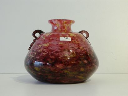 SCHNEIDER Vase ansé à col étroit, début XXe, verre moucheté soufflé et travaillé...
