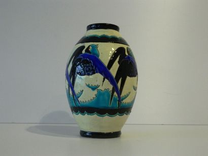 BOCH FRÈRES - KERAMIS Vase ovoïde d'époque Art déco à décor polychrome d'oiseaux...