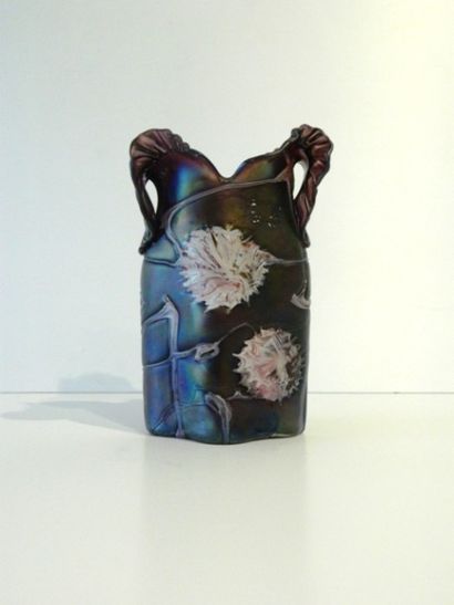 null Vase ansé d'époque Art nouveau orné de fleurs stylisées, circa 1900, verre irisé...