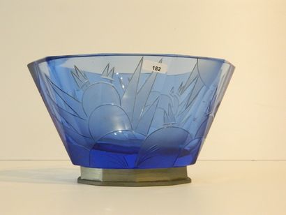 null Coupe ovale à pans d'époque Art déco au décor stylisé, circa 1925, verre bleuté...