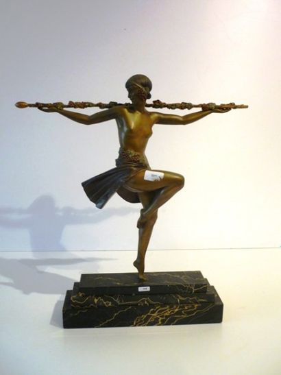 null "Danseuse", époque Art déco, sujet en bronze patiné sur socle de marbre noir,...