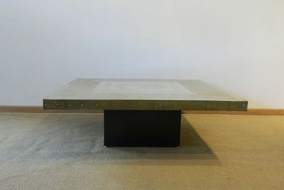 DELING RICCO Table basse carrée à décor abstrait, circa 1970, plateau en laiton ciselé,...