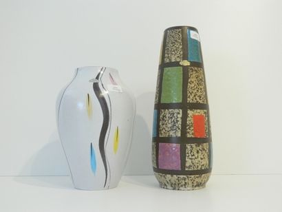 BAY KERAMIK Deux vases, l'un oblong à décor géométrique polychrome et Fat Lava, l'autre...