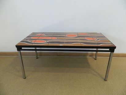 null Table basse rectangulaire à décor abstrait polychrome, circa 1970, piètement...