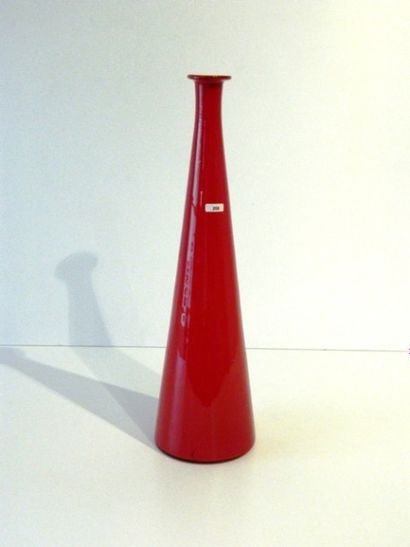 MURANO Grand soliflore conique, XXe, verre rouge soufflé, étiquette sur le flanc,...