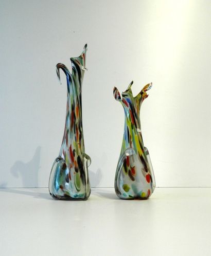 MURANO Deux vases à marbrures polychromes, XXe, verre soufflé et travaillé à chaud,...
