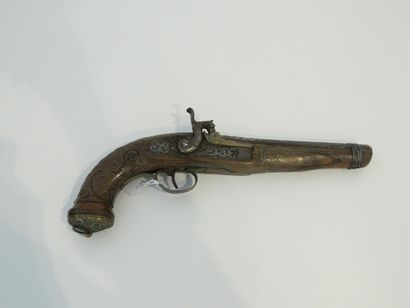 null Pistolet avec chien, crosse en bois avec incrustations, début XIXe, l. 33 cm...