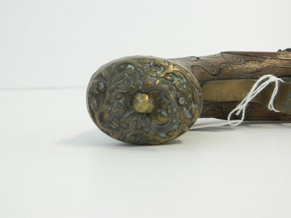 null Pistolet avec chien, crosse en bois avec incrustations, début XIXe, l. 33 cm...