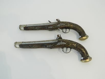 France Paire de pistolets de duel à silex, XVIIIe, crosses en bois avec incrustations...