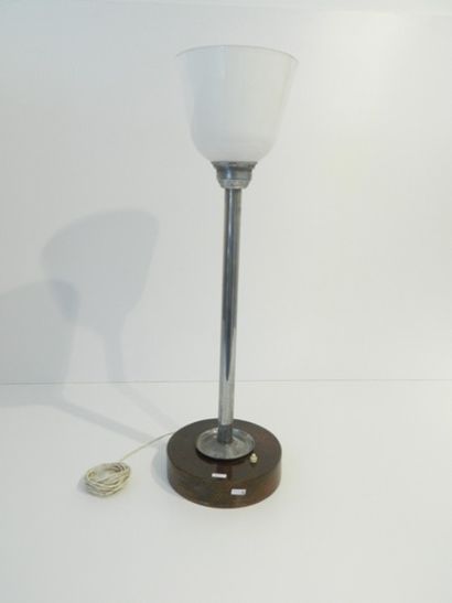 null Lampe de table d'époque Art déco, circa 1930, verre opalin, fût en métal chromé...