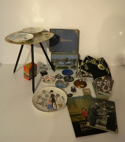 null Amusant ensemble Expo'58 comprenant : table basse en forme de palette crée par...