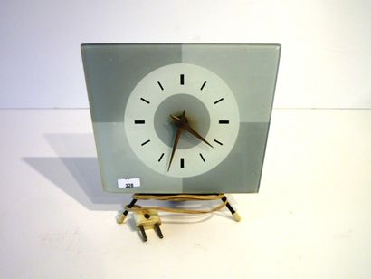 null Horloge de table trapézoïdale sur piètement tripode, années 1950, cadran en...
