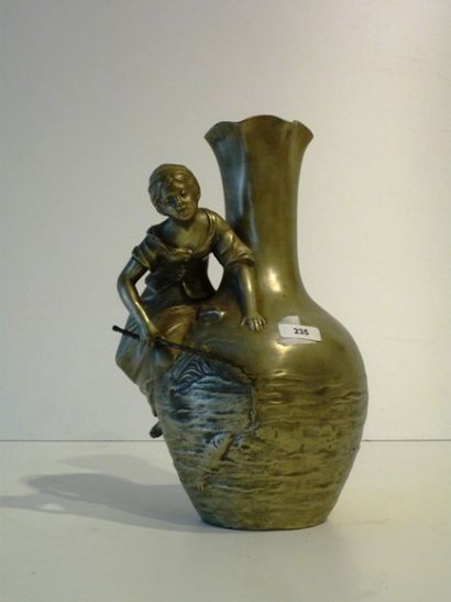 MOREAU Auguste (1834-1917) "Jeune femme pêchant", fin XIXe, vase en étain, signé...