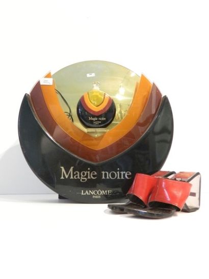 Lancôme Présentoir Magie noire, circa 1980, plexiglas, h. 45 cm [usures d'usage]...