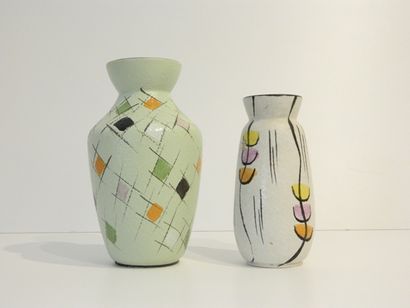 SCHEURICH Deux petits vases, l'un à décor géométrique polychrome et Fat Lava, l'autre...