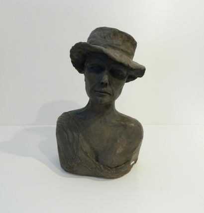 École contemporaine "Femme au chapeau", [19]84, buste en terra-cotta patinée, monogrammé...