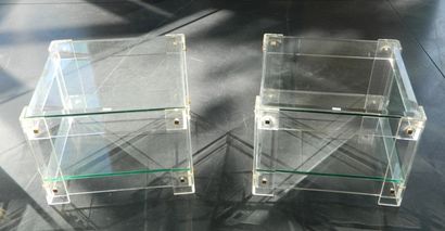 null Paire de bouts de canapé carrés, circa 1970, plexiglas, plateaux en verre biseauté,...