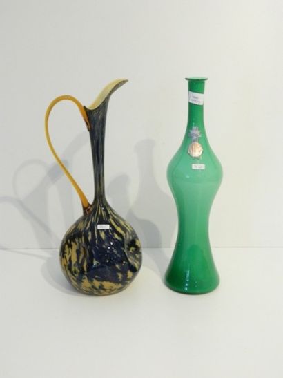MURANO [attribué à] Une aiguière mouchetée et un vase-bouteille opalin, XXe, verre...