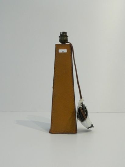 null Pied de lampe trapézoïdal gainé de cuir, XXe, h. 35 cm [éraflures].