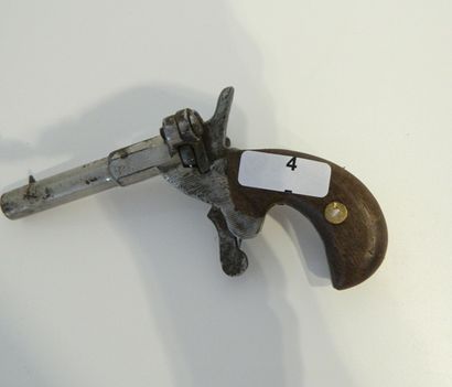 null Petit pistolet de dame, XIXe, marqué [826], l. 10,5 cm.