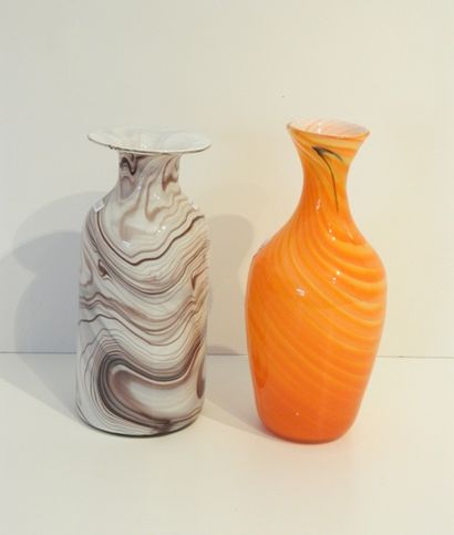 MURANO [attribué à] Deux vases marbrés, XXe, verre soufflé, h. 26 et 28,5 cm.
