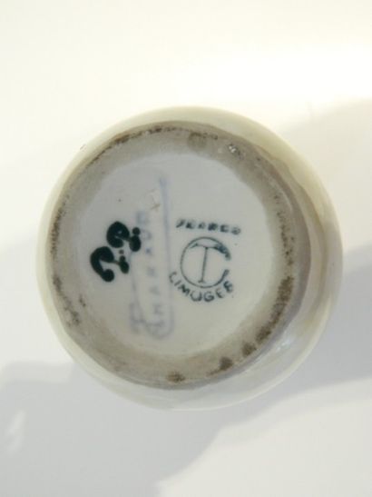 LIMOGES Petit vase oblong d'époque Art déco, circa 1930, porcelaine émaillée, marqué...