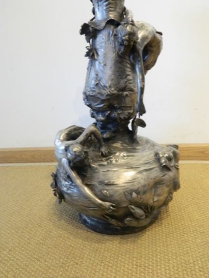 ECOLE FRANCAISE "Sirènes à l'écrevisse", fin XIXe, important vase en métal argenté...