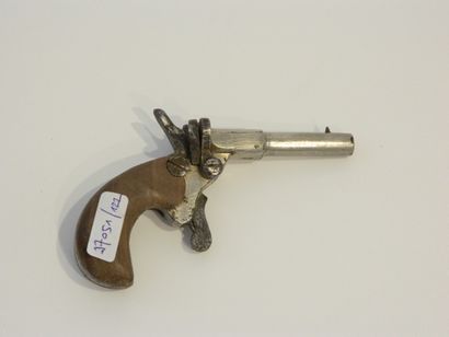 null Petit pistolet de dame, XIXe, marqué [826], l. 10,5 cm.