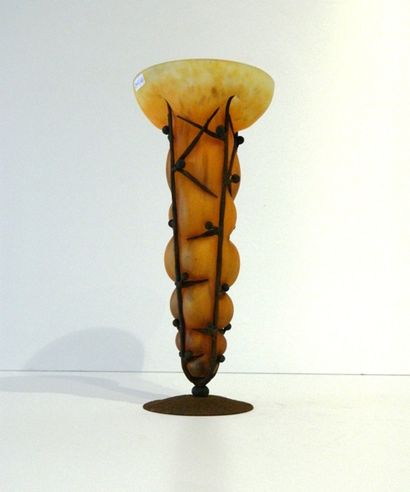 SCHNEIDER [attribué à] Vase aux épines, circa 1925, verre coloré soufflé dans une...