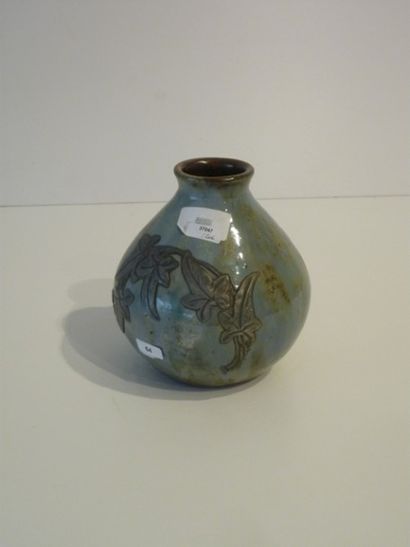 Deck Petit vase sphérique orné d'un rameau en étain, circa 1900, céramique à glaçure...