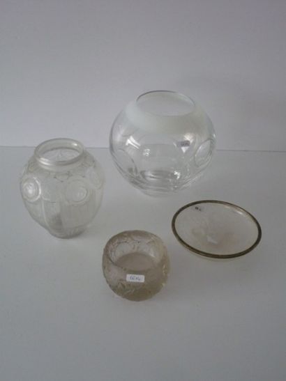 null Vase boule en verre incolore doublé blanc sur la bordure à décor de bulles ;...