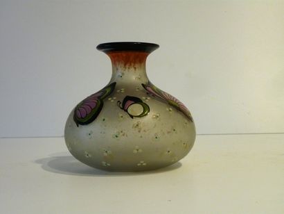 SCAILMONT Vase pansu en verre multicouche à décor émaillé de fleurs et de papillons...