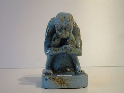 HOLLANDE "Singe assis", circa 1925, sujet en céramique à glaçure bleue, marques sous...