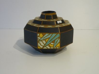 BOCH FRÈRES - KERAMIS / CATTEAU Charles (1880-1966) Vase octogonal d'époque Art déco...