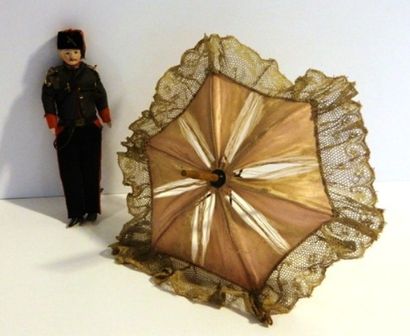 null Lot : une ombrelle de poupée en soie bordée de dentelle, l. 29 cm [soie usée]...