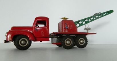 null DBP, made in Western Germany, camion-grue mécanique en tôle rouge, l. 44 cm...